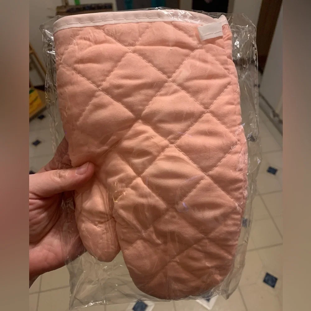 Pink oven mitts, new never used‎